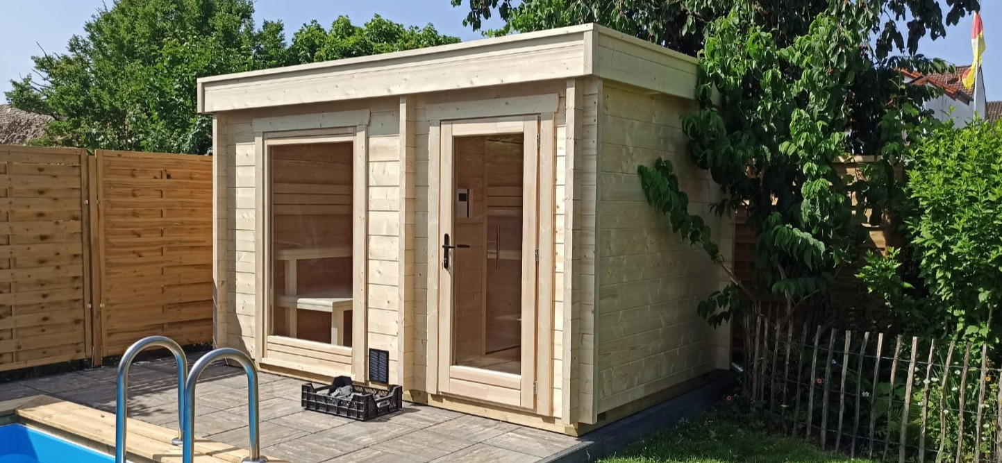 Kronos 370 Außensauna im Garten eines Kunden